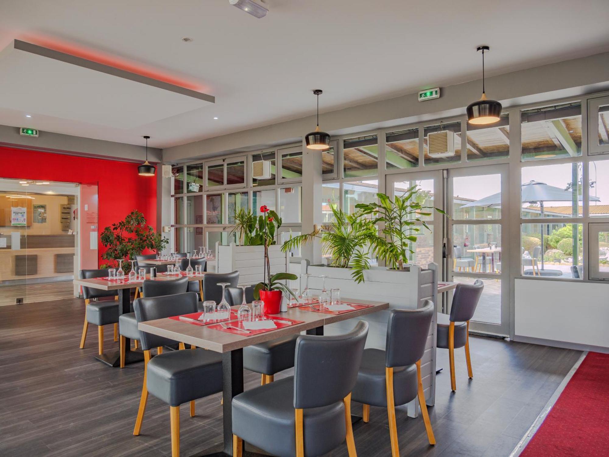 Hotel Restaurant Les Jardins D'Epone Exterior photo